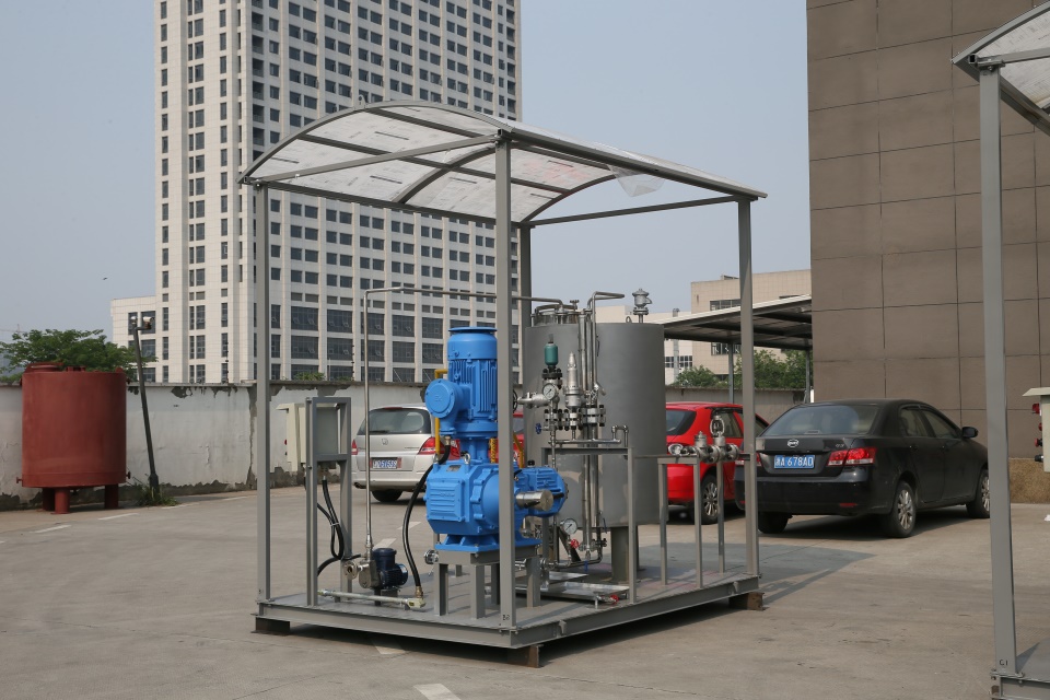 Oil and gas field chemical additive feeding system